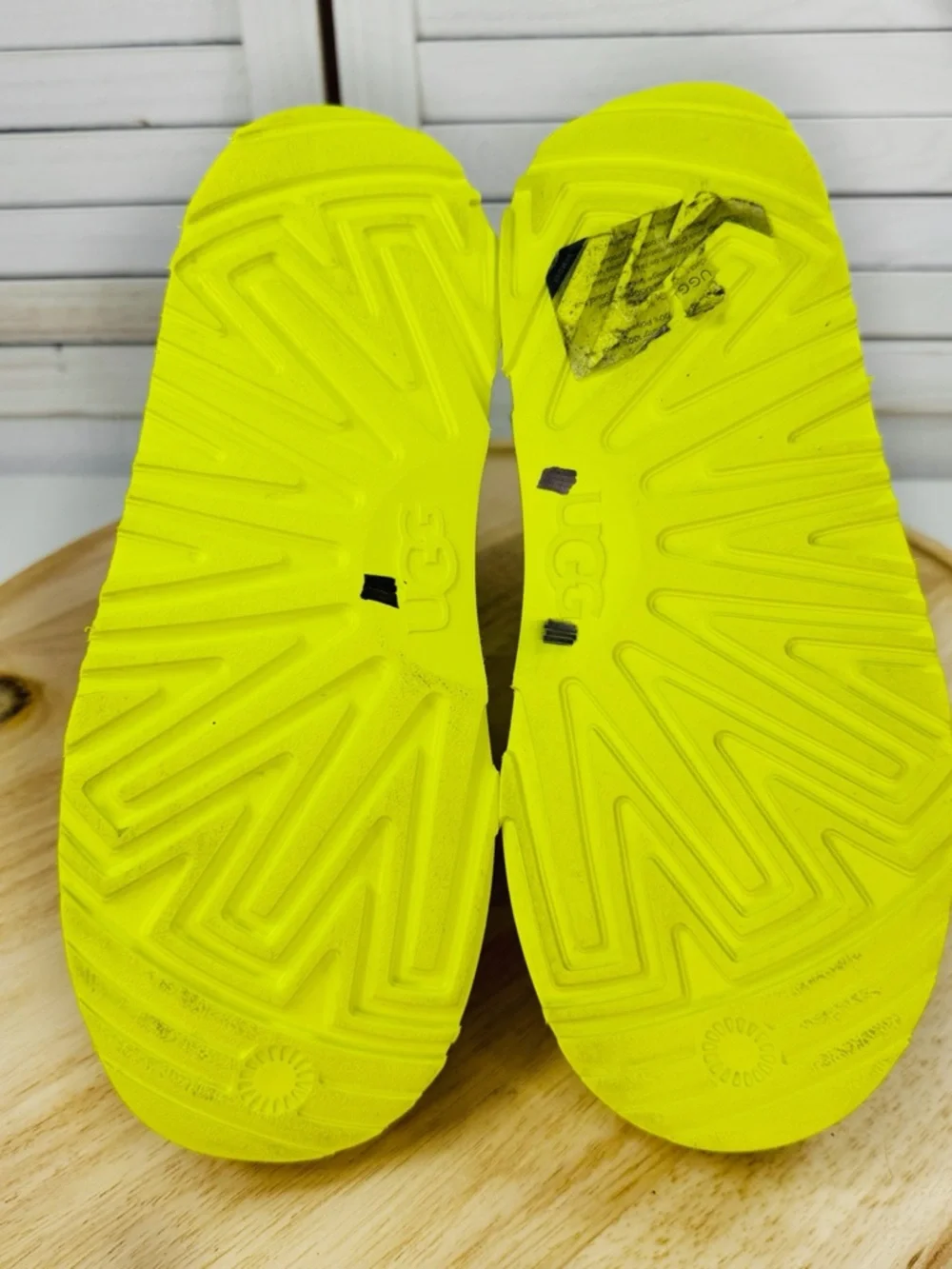UGG Kids Classic Clear Mini II Boots Sherpa Lined Sulfur Green‎ Size 5 Big Kid
